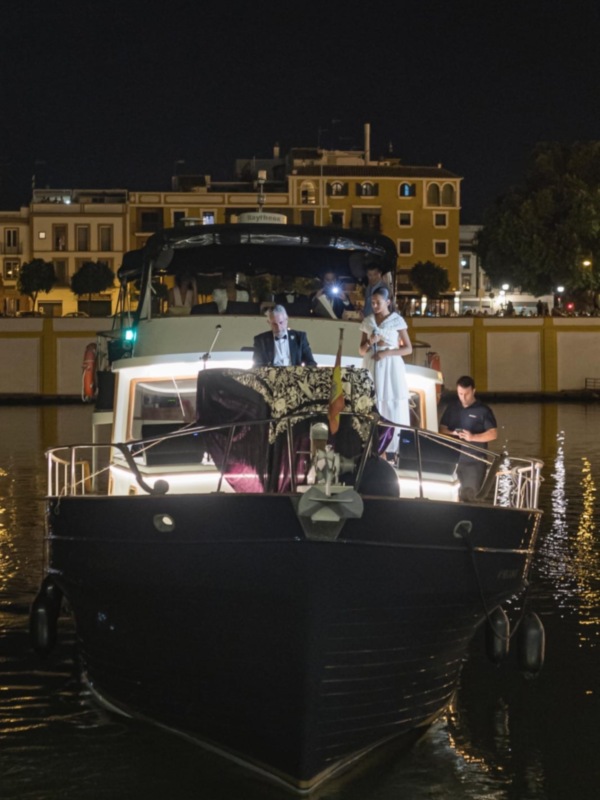 Joaquín Pareja Obregón vuelve a tocar sobre el río Guadalquivir donde cayó con su piano hace 35 años. Vídeo