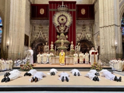 "Monseñor Saiz Meneses Ordena a Once Nuevos Diáconos en la Catedral de Sevilla"
