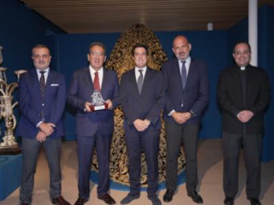 La Fundación Cajasol inaugura la exposición “Baratillo. Una corona de Piedad y Caridad” 