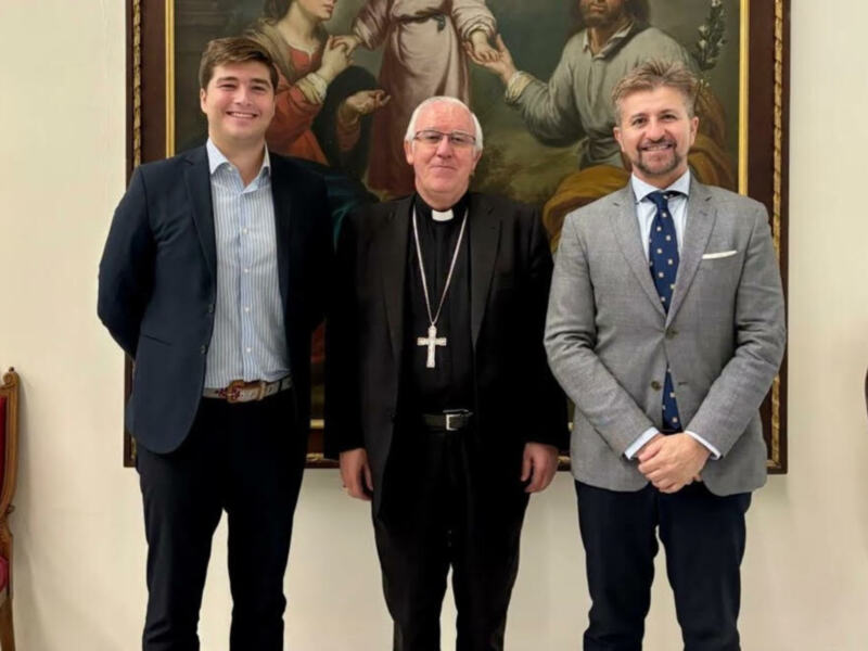 El arzobispo de Sevilla recibe a 101 para conocer su ambicioso proyecto digital y multimedia