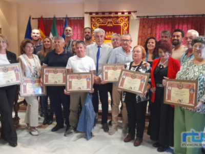 Ocho docentes que llegaron a su jubilación el pasado curso reciben el homenaje de la comunidad educativa chipionera