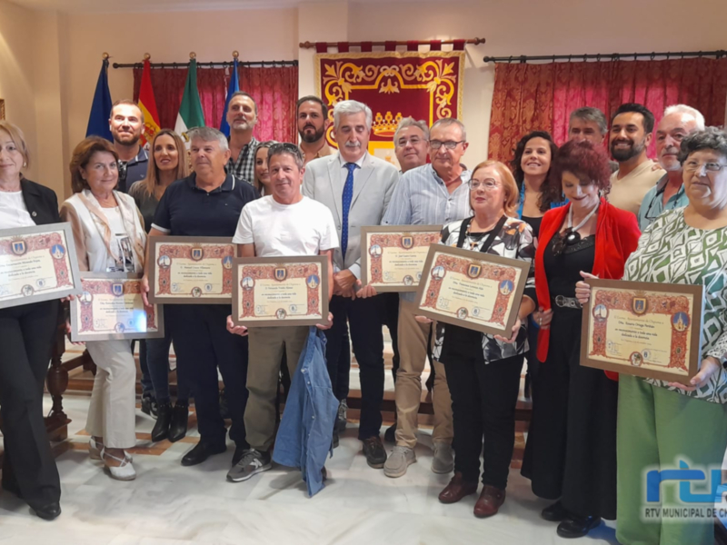 Ocho docentes que llegaron a su jubilación el pasado curso reciben el homenaje de la comunidad educativa chipionera 