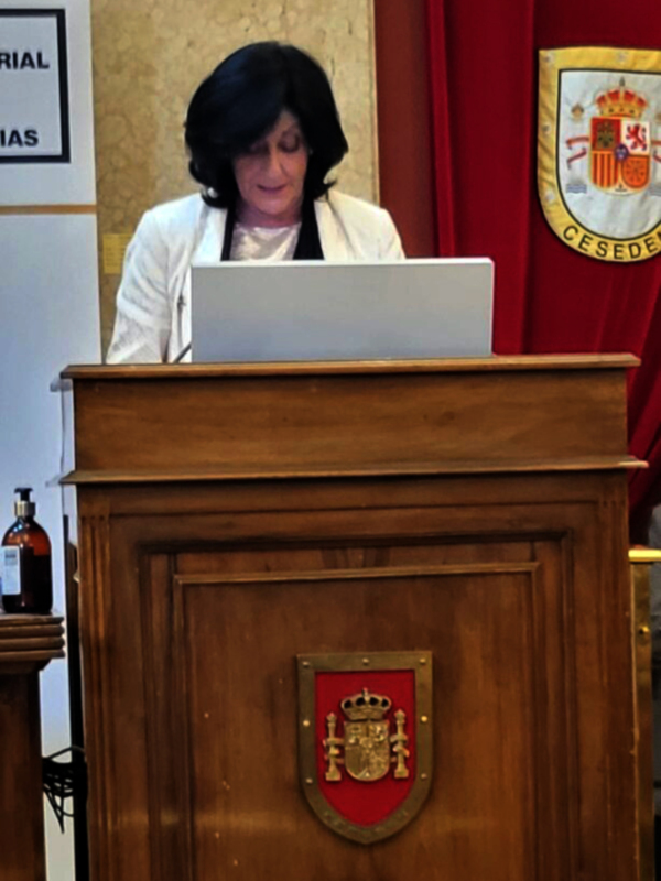 Reconocimiento a mujeres pioneras en defensa y seguridad en el CESEDEN
