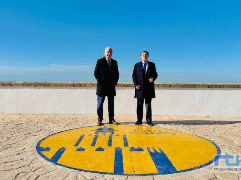 El Alcalde de Chipiona y el Presidente de la Autoridad Portuaria de Sevilla supervisan las obras de mejora del pavimento realizadas en la Plaza de las