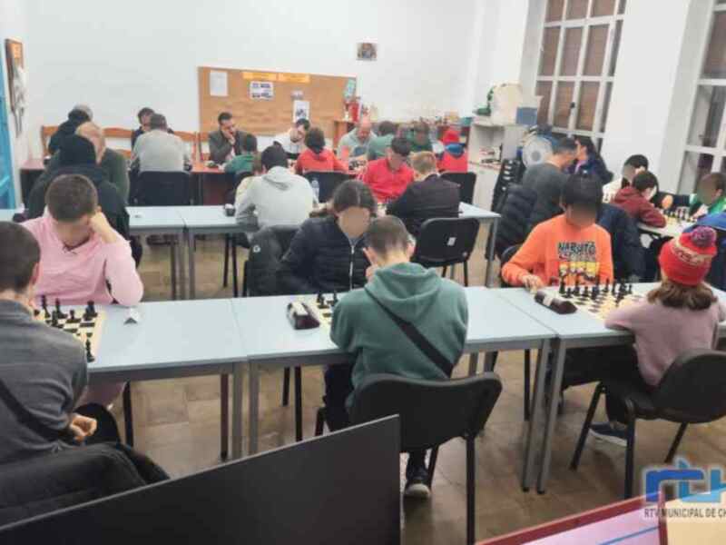 Una treintena de jugadores se dieron cita el pasado viernes en el primer torneo de ajedrez organizado por el club Chipiona 