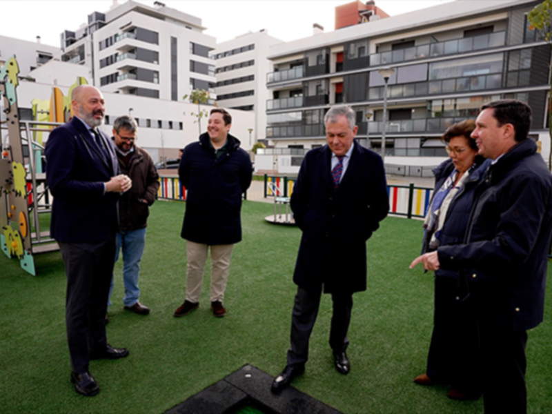 El Ayuntamiento invierte más de 100.000 euros en una nueva zona de juegos en Sevilla Este