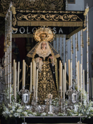 Ntra. Sra. de los Dolores en su Soledad Coronada recorre Alcalá del Río en su tradicional traslado a la parroquia