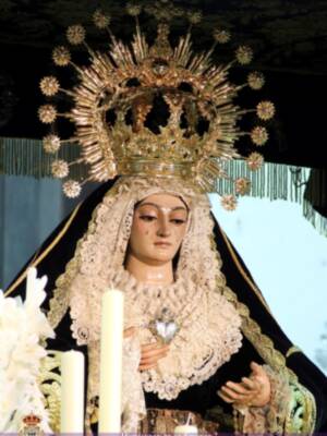 La procesión de la "bajada" de Ntra. Sra. de los Dolores en su Soledad Coronada inicia la Semana de Pasión en Alcalá del Río