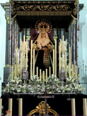 El primer palio de la Semana Santa recorre Alcalá del Río en la procesión de la "bajada"