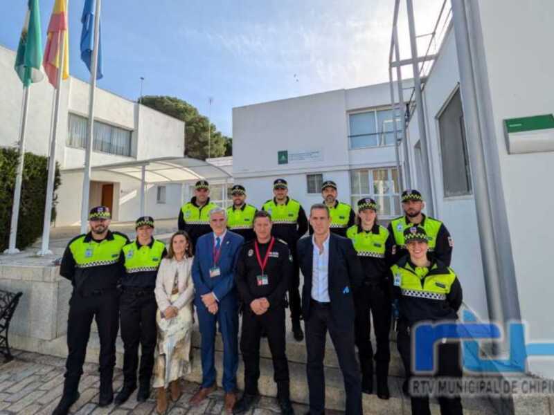 El alcalde de Chipiona, Luis Mario Aparcero realiza una visita a los diez agentes de policías en practicas en la IESPA