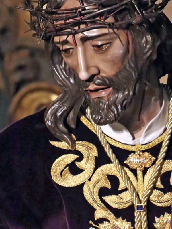 El Nazareno de los ilipenses, aún más radiante , nueva túnica bordada para el Señor de la Cruz