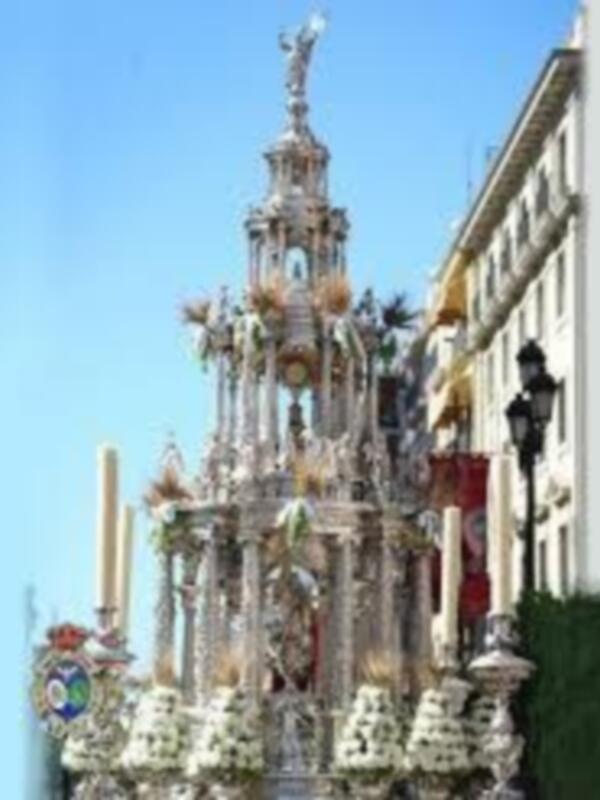 Imaginación de una estructura artística con detalles ornamentales y figuras en un entorno urbano, posiblemente una escultura o monumento histórico.