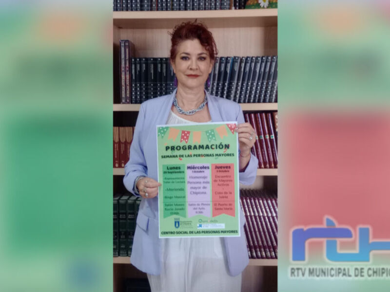 A una persona en un entorno bibliográfico, sosteniendo un cartel informativo sobre la programación de actividades para jóvenes. El cartel contiene una lista de eventos y fechas específicas, destacando la importancia de las actividades para la juventud. La imagen también incluye el logotipo del municipio de Chipiona y la identificación como parte de RTV Municipal.