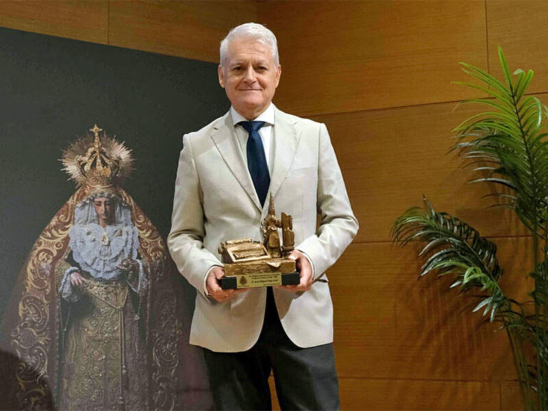 Juan Miguel Vega, director de Canal Sur Radio, recibe el XIV Premio Periodístico Cofrade "Carlos Schalatter"