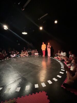 Viento Sur Teatro transforma su sala para la obra “Una historia más de amor”