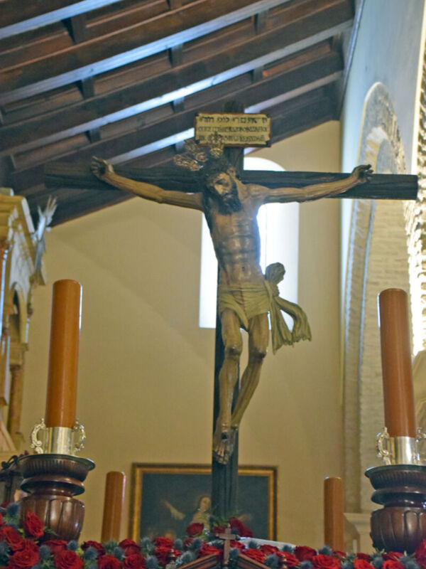 Devoción y oración ante el Cristo del Buen Fin en la localidad sevillana de Alcalá del Río
