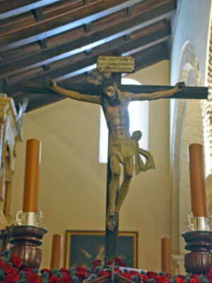 Devoción y oración ante el Cristo del Buen Fin en la localidad sevillana de Alcalá del Río