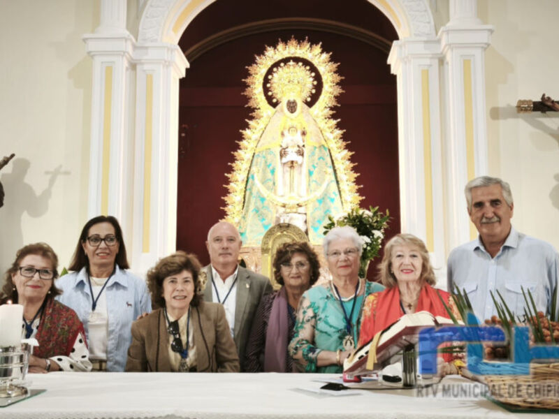 La Hermandad del Pinar homenajeó ayer la labor dentro de la entidad de seis mujeres durante la celebración de la fiesta de La Palmicha