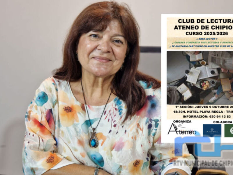 A una mujer sonriente con cabello largo y ondulado, vestida con una camiseta de manga corta con estampado floral. A su lado, hay un cartel informativo sobre el Club de Lectura Ateneo de Chipiona para el curso 2025/2026, con detalles sobre las sesiones y la organización.
