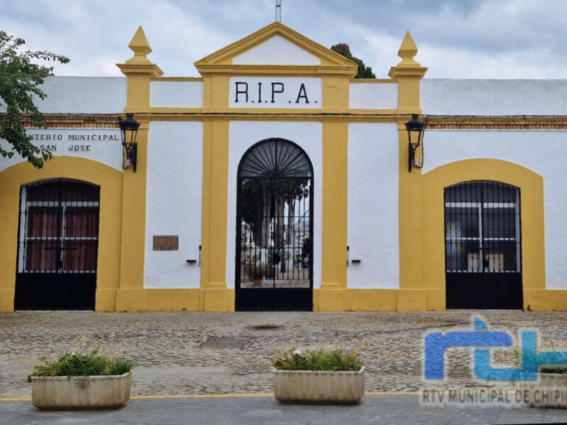 Fachada de un edificio blanco y amarillo con la inscripción "R.I.P.A." en el centro. Detalles arquitectónicos y decorativos, con plantas en macetas en el frente. Imagen tomada por RTV Municipal de Chipiona.