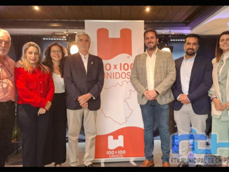 Grupos de personas posando frente a un banner con el texto "100x100 Unidos" en una sala de conferencias.