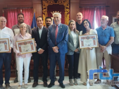 Tres docentes jubilados, Nieves Neches, M.ª Dolores Rodríguez y Manuel Saborido homenajeados por la comunidad educativa chipionera
