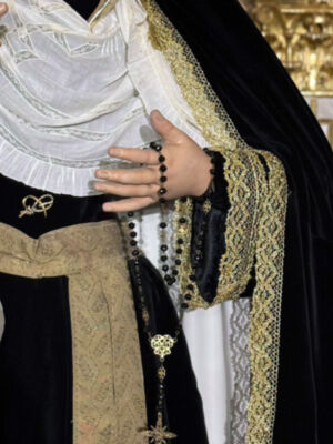 La Hermandad de los Pescadores presenta a la Virgen de la Esperanza en duelo por los difuntos de Alcalá del Río