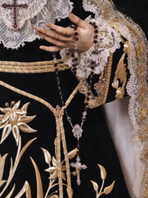  Alcalá del Río reza ante su Virgen de las Angustias, símbolo de esperanza y consuelo eterno