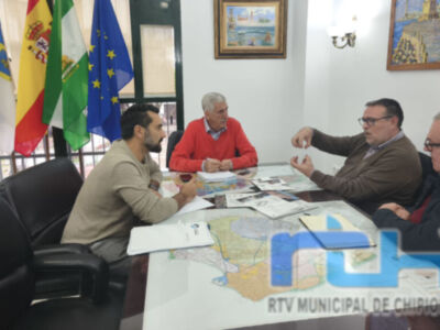 Chipiona estudia la futura implantación de contenedores metálicos para modernizar el servicio de limpieza y frenar el vandalismo 