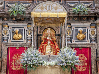 La infancia sevillana se encomienda a la Virgen de los Reyes en un acto de profunda devoción