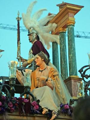 Devoción y tradición acompañan la salida procesional de la Hermandad de la Piedad en el barrio sevillano de Las Avenidas