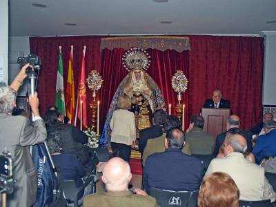 Triana escucha su propia historia en la voz del pregonero Carlos Valera