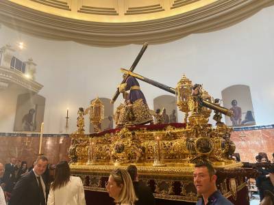 Biblioteca cofrade: Los mejores 30 libros y las mejores fotografías de la Semana Santa de Sevilla