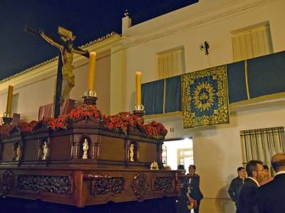 El Santísimo Cristo del Buen Fin recorre Alcalá del Río en una noche de fe y silencio 