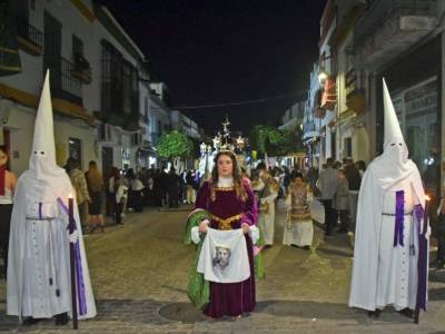 La tradición centenaria del Nazareno y la Esperanza vuelve a recorrer con solemnidad las calles ilipenses de Alcalá del Río