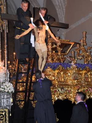  La Hermandad del Santo Entierro celebra con recogimiento su histórica ceremonia del Descendimiento en Alcalá del Río