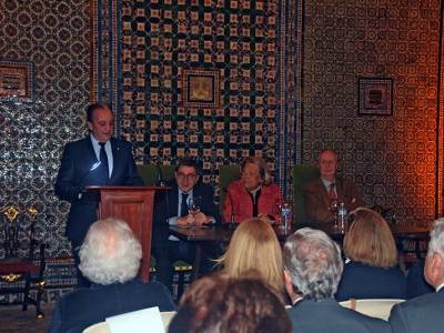  Sevilla ensalza la trayectoria de Enriqueta Vila Vilar en un acto cargado de solemnidad