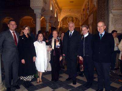  Sevilla ensalza la trayectoria de Enriqueta Vila Vilar en un acto cargado de solemnidad