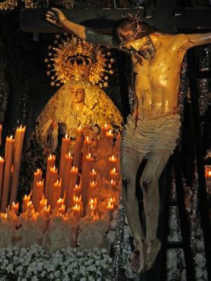  Alcalá del Río revive con solemnidad el ancestral rito del Descendimiento de Cristo 