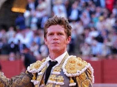 Un gran Borja Jiménez al natural pierde el triunfo por la espada en la octava de abono