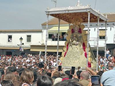 El Rocío renueva su fe multitudinaria procesión de la Virgen en una madrugada de fervor y tradición