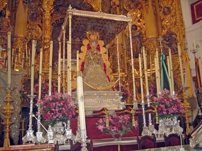 El Rocío renueva su fe multitudinaria procesión de la Virgen en una madrugada de fervor y tradición