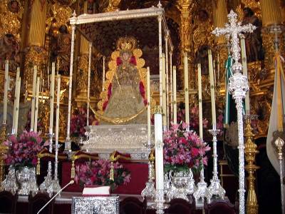 El Rocío renueva su fe multitudinaria procesión de la Virgen en una madrugada de fervor y tradición