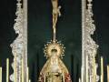 La Vera-Cruz levanta un altar de gran fuerza simbólica para sus cultos mayores en Alcalá del Río 