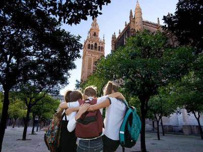 Más de 10.000 alumnos descubren el legado histórico y espiritual de la Catedral de Sevilla.