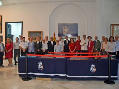 El Ateneo Social y Castrense distingue al Comandante Naval de Sevilla con su máxima distinción honorífica 