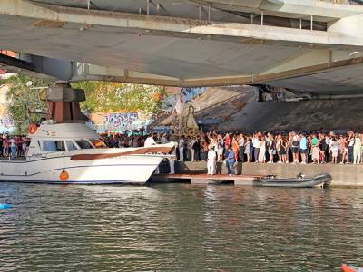 Sevilla honra su tradición marinera con la solemne procesión fluvial de la Virgen del Carmen de Calatrava 