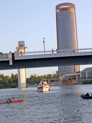 La Virgen del Carmen de Calatrava renueva su histórica procesión fluvial por el Guadalquivir en una emotiva jornada de fe y tradición