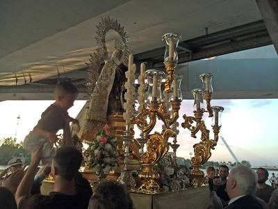 La Virgen del Carmen de Calatrava renueva su histórica procesión fluvial por el Guadalquivir en una emotiva jornada de fe y tradición