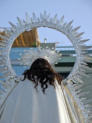La Virgen del Carmen del Puente de Triana vuelve a surcar el Guadalquivir en una de las grandes estampas de la devoción marinera sevillana